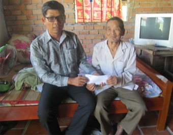 Trao tiền từ thiện