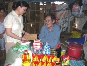 Trao tiền từ thiện