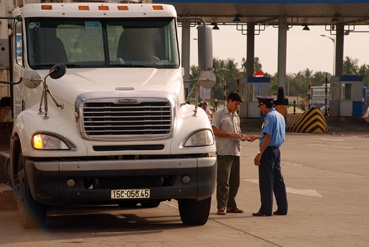 Xử lý triệt để tình trạng phương tiện vận tải đường bộ 
vi phạm chở hàng quá tải trọng cho phép