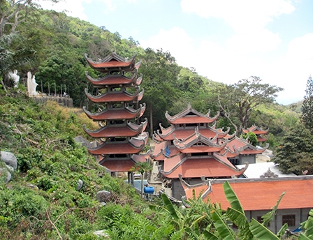 Lên Tà Cú chiêm ngưỡng 
tượng phật nằm lớn nhất châu Á