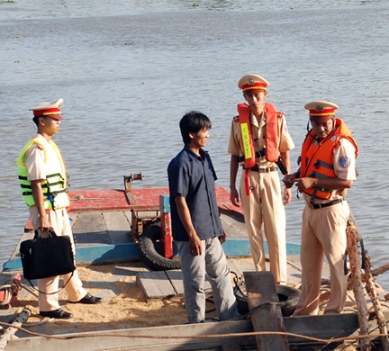 ĐẢM BẢO TRẬT TỰ AN TOÀN GIAO THÔNG VÀ PHÒNG, CHỐNG TỘI PHẠM 
DỊP TẾT ẤT MÙI NĂM 2015