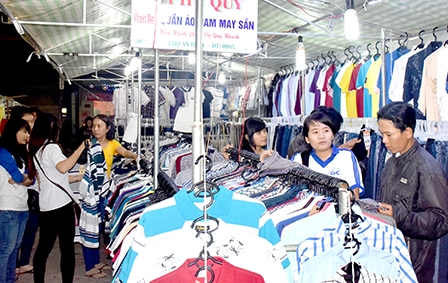 Nhộn nhịp sắm Tết ở chợ đêm