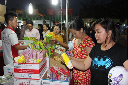 Rộn ràng phiên chợ 
hàng Việt về Gành Hào