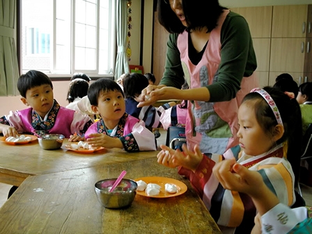 Chăm con cản trở sự nghiệp của phụ nữ Hàn Quốc