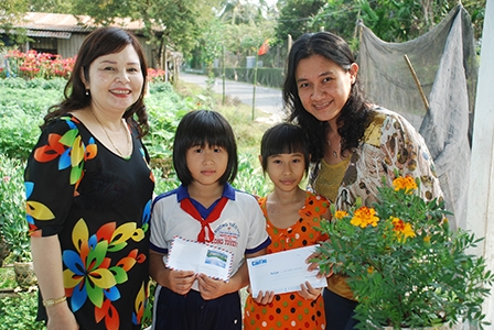 Trao tiền từ thiện