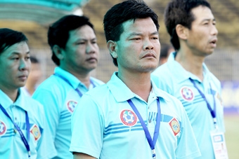 Sức ép gia tăng lên HLV Nguyễn Văn Sỹ