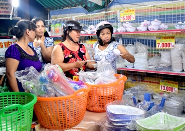 Sôi động phiên chợ hàng Việt cuối năm