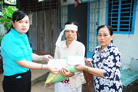 Trao tiền từ thiện