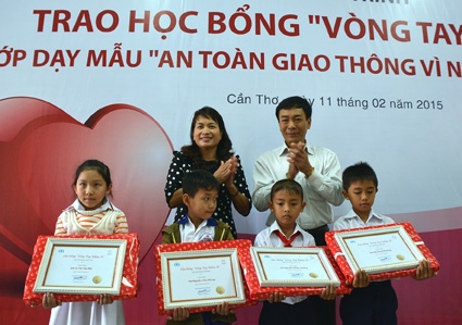Trao học bổng “Vòng tay nhân ái”, chia sẻ nỗi đau tai nạn giao thông
