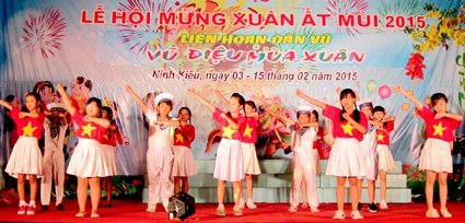 Sôi động các vũ điệu mừng xuân