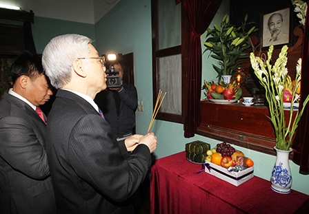 Tổng Bí thư Nguyễn Phú Trọng dâng hương tưởng niệm Bác Hồ