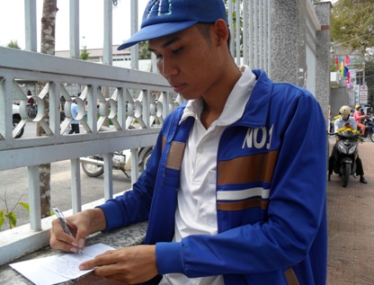 Trao tiền từ thiện