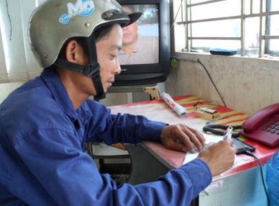 Trao tiền từ thiện