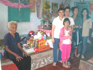 Trao tiền từ thiện