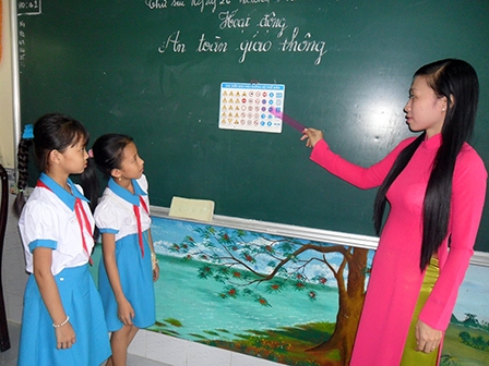 Học sinh tiểu học vẽ tranh An toàn giao thông 
với chủ đề “Chiếc ô tô mơ ước”