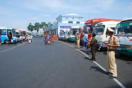 Đảm bảo điều tiết, phân luồng giao thông tại bến xe khách số 36, đường Nguyễn Văn Linh