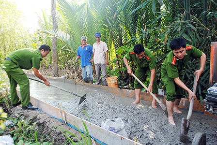 Công an Cờ Đỏ góp phần 
xây dựng nông thôn mới