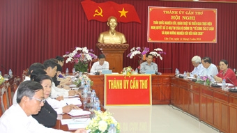 NGHIÊN CỨU LÝ LUẬN PHẢI BÁM SÁT NHIỆM VỤ
CHÍNH TRỊ CỦA TỪNG ĐỊA PHƯƠNG, ĐƠN VỊ