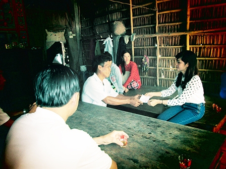 Trao tiền từ thiện