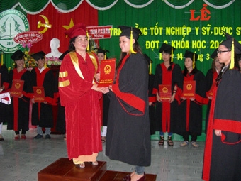 Trao bằng tốt nghiệp cho 460 học sinh khóa 2012-2014