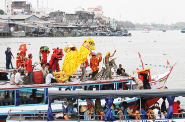 Tín ngưỡng thờ cúng và điều cấm kỵ trên sông nước