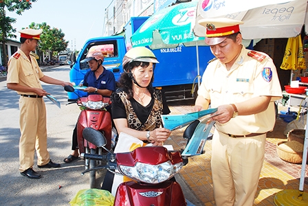 Xử lý nghiêm cán bộ, công chức, viên chức 
vi phạm an toàn giao thông