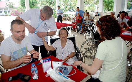 Khám bệnh và cấp thuốc miễn phí cho người già