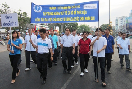 HƠN 1.000 NGƯỜI THAM GIA ĐI BỘ HƯỞNG ỨNG CUỘC VẬN ĐỘNG
“NGÀNH Y TẾ TP CẦN THƠ HƯỚNG VỀ Y TẾ CƠ SỞ” NĂM 2015