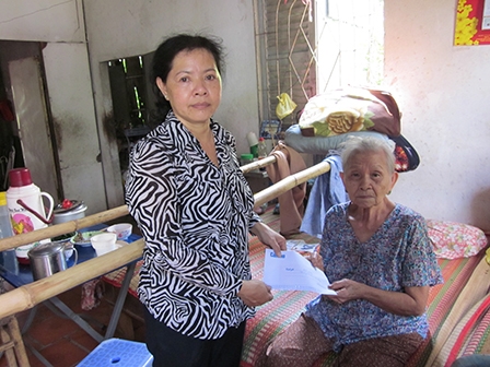 Trao tiền từ thiện