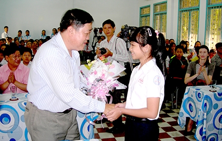 Khai giảng khóa dạy tiếng Anh 
cho học sinh nghèo, hoàn cảnh 
khó khăn