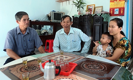 Học Bác tinh thần tận tụy 
phục vụ nhân dân