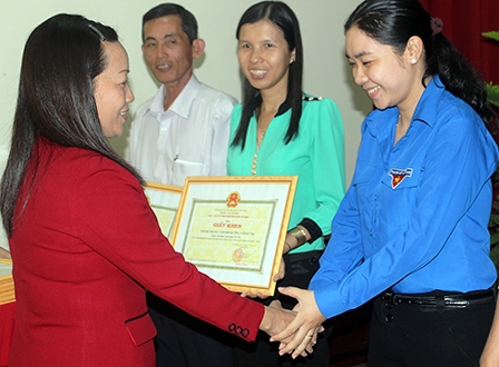 Đưa việc học tập và làm theo gương Bác 
đi vào thực chất