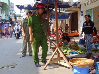 Phối hợp tuyên truyền với tăng cường tuần tra giao thông