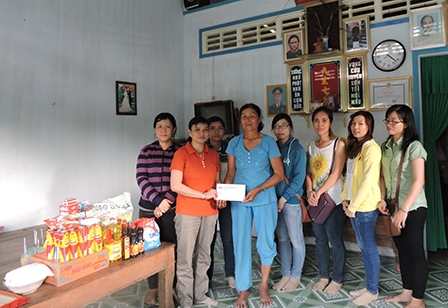 Trao tiền từ thiện