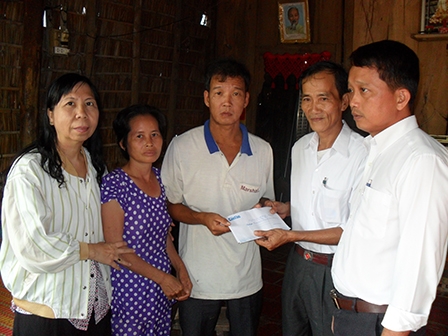 Trao tiền từ thiện