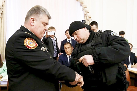 Ukraina bắt giữ hai quan chức 
ngay trong cuộc họp chính phủ