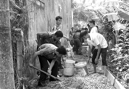 Thanh niên chung tay làm đường giao thông nông thôn