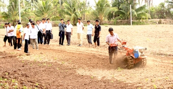 Trình diễn máy làm đất đa chức năng