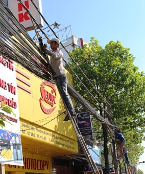Tình trạng dây điện giăng “mạng nhện” ở một số tuyến đường nội ô thành phố được khắc phục