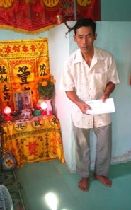 Trao tiền từ thiện