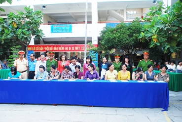 PHÁT ĐỘNG CAO ĐIỂM KIỂM TRA, NHẮC NHỞ VIỆC THỰC HIỆN QUY ĐỊNH “ĐỘI MŨ BẢO HIỂM ĐỐI VỚI TRẺ EM”