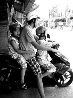 Đội mũ bảo hiểm cho trẻ 
để đảm bảo an toàn khi lưu thông