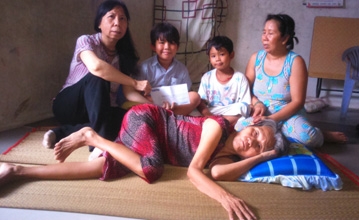 Trao tiền từ thiện