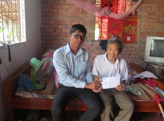 Trao tiền từ thiện