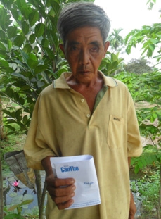 Trao tiền từ thiện