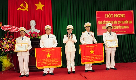 Lãnh đạo đơn vị hoàn thành xuất sắc nhiệm vụ, 
xây dựng đội ngũ cán bộ, chiến sĩ tận tụy phục vụ nhân dân
