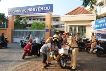 HẦU HẾT PHỤ HUYNH CHẤP HÀNH TỐT VIỆC ĐỘI MŨ BẢO HIỂM CHO TRẺ