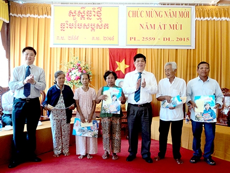 Lãnh đạo Ban Chỉ đạo Tây Nam Bộ thăm và tặng quà quý vị chức sắc, đồng bào dân tộc Khmer nhân dịp Tết cổ truyền Chôl Chnăm Thmây