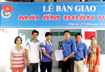 Noi gương Bác, 
sống trách nhiệm với cộng đồng