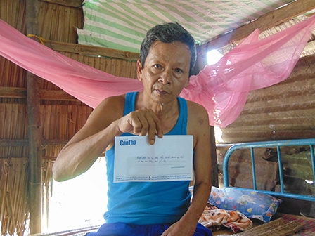 Trao tiền từ thiện